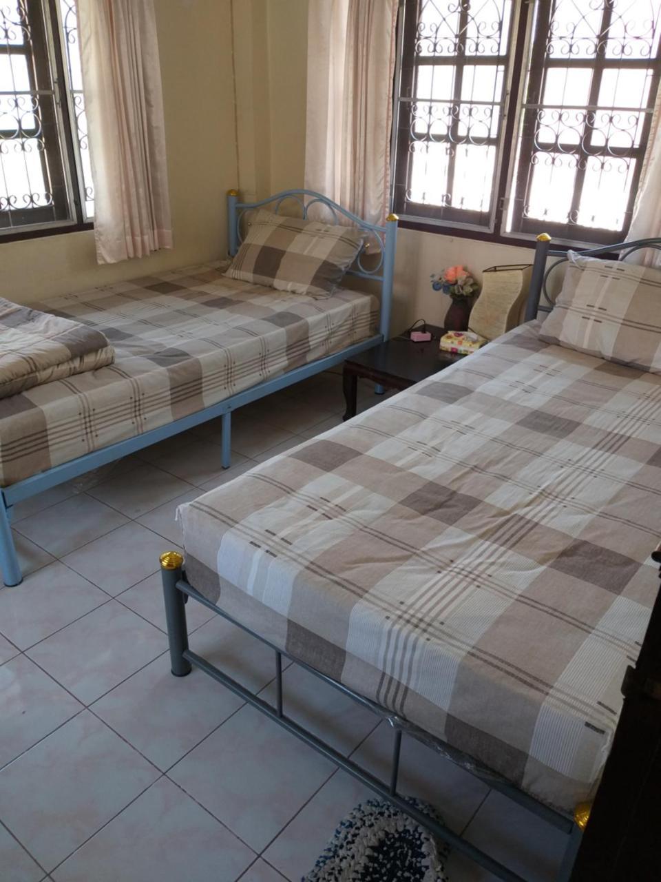 Srikrung Guesthouse Ayutthaya Bagian luar foto