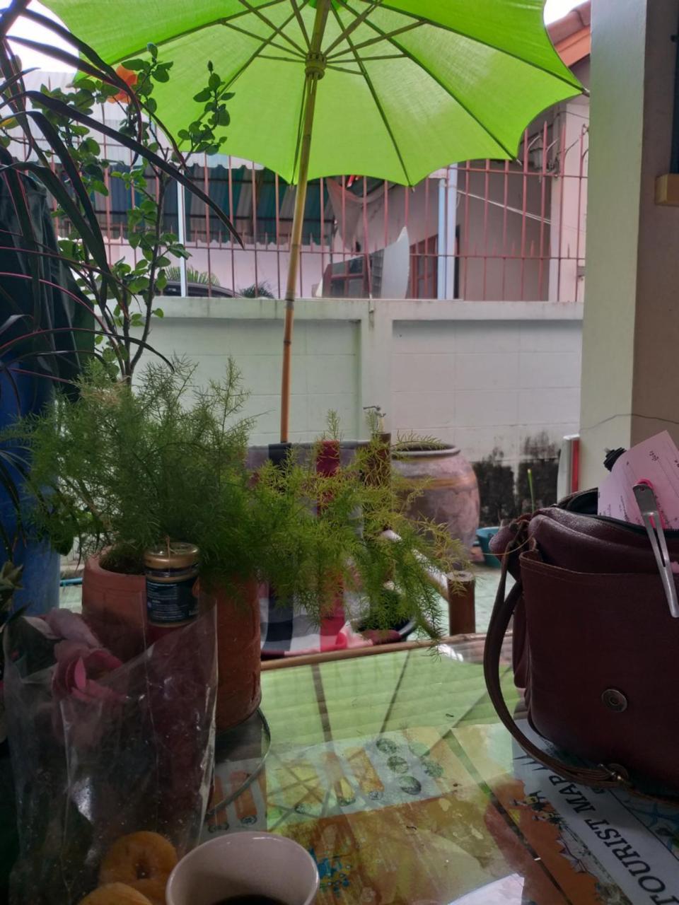 Srikrung Guesthouse Ayutthaya Bagian luar foto